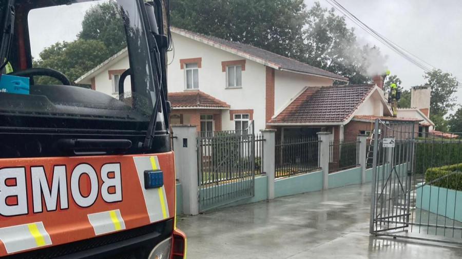 El Speis de Narón sofoca un incendio urbano en la parroquia de Castro