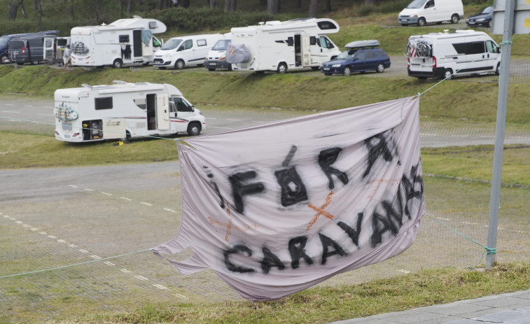 Aumenta la aversión hacia las caravanas que se instalan en el parking de Doniños