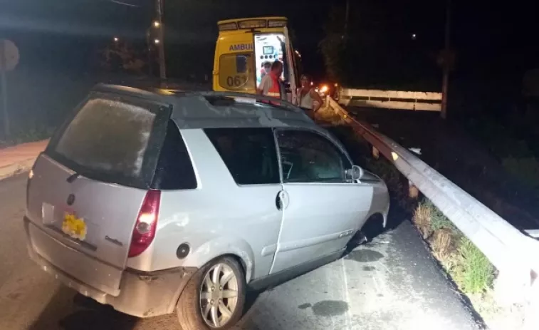 Herida una persona tras colisionar un vehículo contra un guardarraíl en Pontedeume