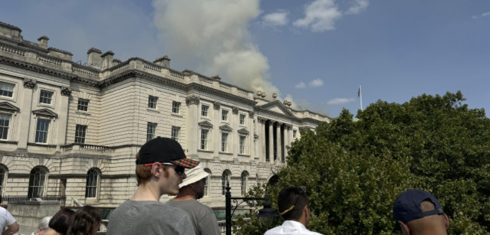 Más de cien bomberos atienden un incendio en un histórico edificio de Londres junto al Támesis