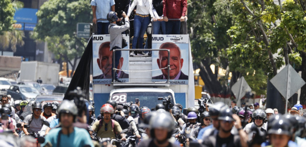 Machado reaparece en público entre el clamor de miles de personas concentradas en Caracas