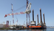 Comienza la colocación de las nuevas grúas del “Brave Tern” en el astillero de Navantia Fene