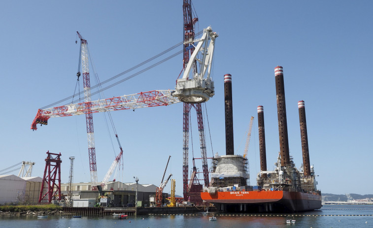 Comienza la colocación de las nuevas grúas del “Brave Tern” en el astillero de Navantia Fene