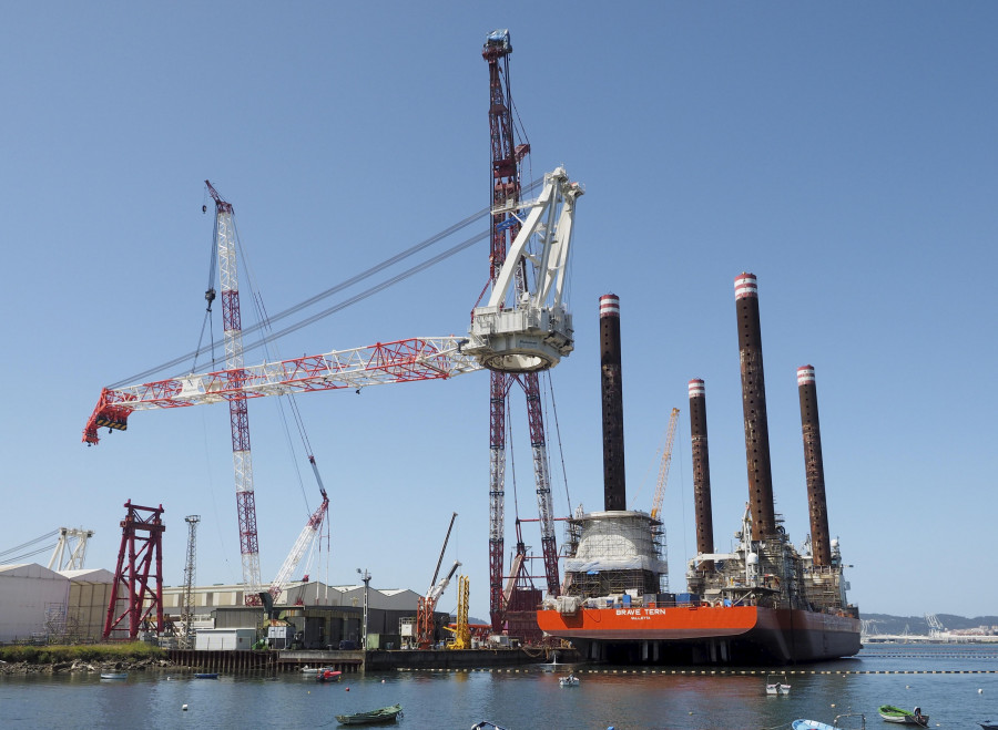 Comienza la colocación de las nuevas grúas del “Brave Tern” en el astillero de Navantia Fene