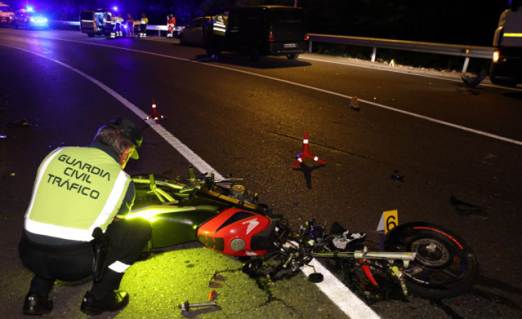 Mueren dos jóvenes en Redondela tras chocar su moto con un coche y un camión