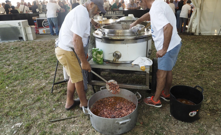 La olla gigante de la Fiesta del Choco vuelve a llenarse para su degustación