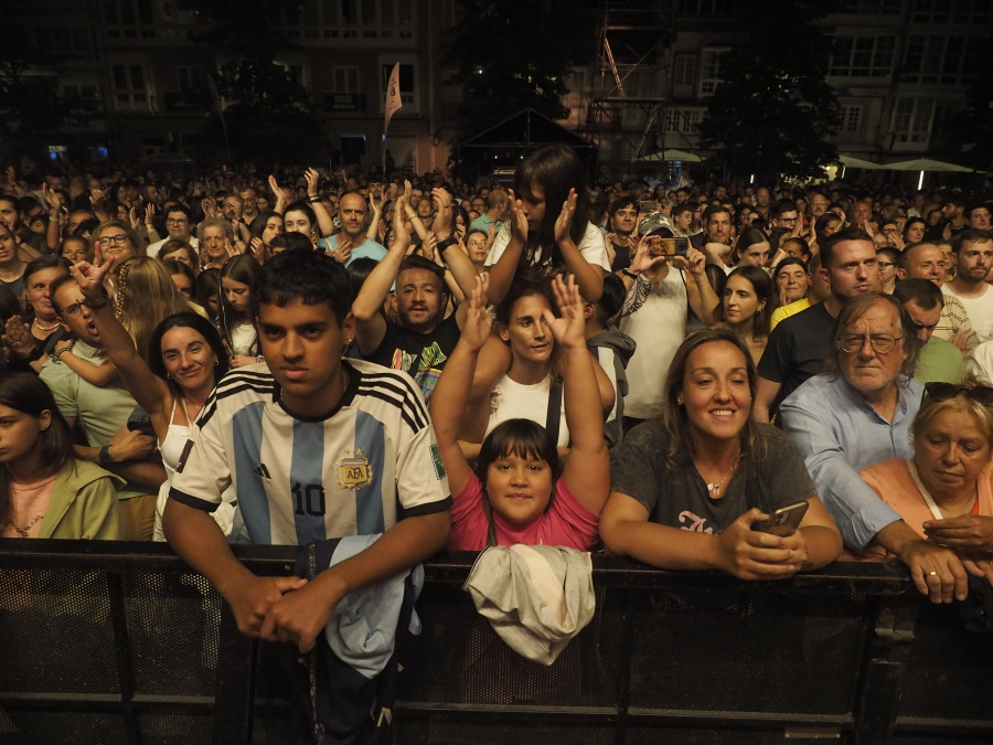 Abraham Mateo da el relevo a Coti en el gran escenario de la plaza de Armas