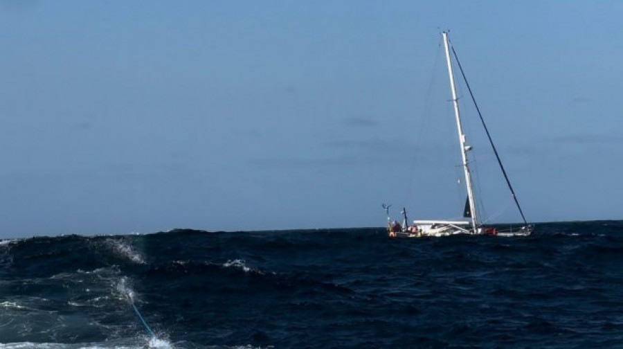 Remolcado un velero tras una interacción con orcas cerca de O Roncudo