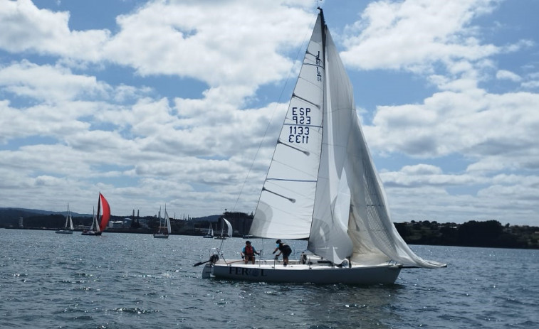 La flota comarcal se lucía en la XII Regata Golfo Ártabro