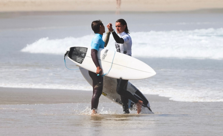 Dieciséis surfistas superan la primera jornada de preliminares en Pantín