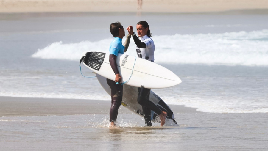 Dieciséis surfistas superan la primera jornada de preliminares en Pantín