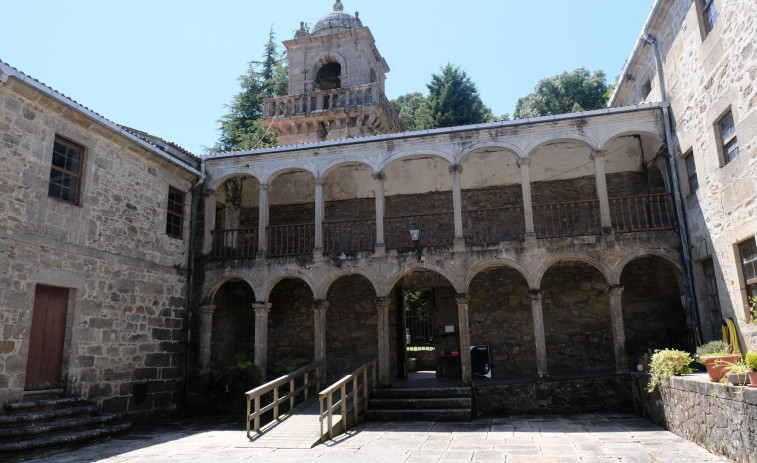 El profesor Luis Gorrochategui da una charla en el monasterio de Santa Catalina