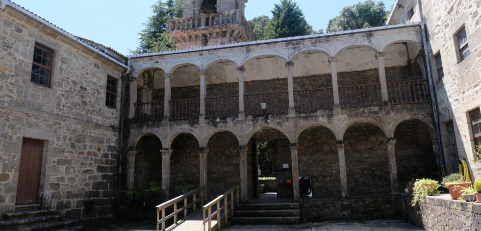 El profesor Luis Gorrochategui da una charla en el monasterio de Santa Catalina