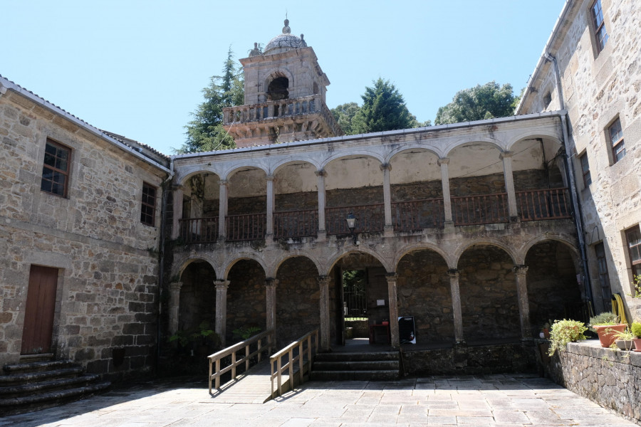 El profesor Luis Gorrochategui da una charla en el monasterio de Santa Catalina