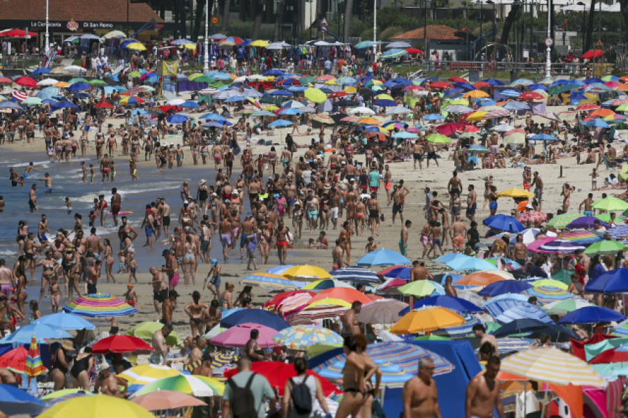 Dos personas investigadas en Vigo por tomar fotos a bañistas, incluidos menores, en dos arenales de la ciudad