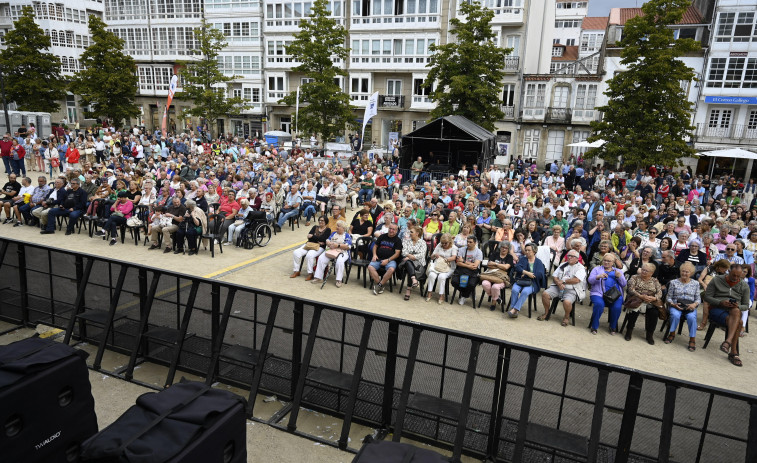 La pista de baile vuelve a Caranza, tras las rondallas, con la París de Noia