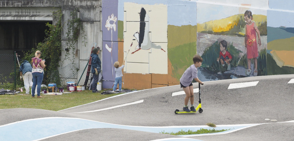 El mural de Narón sobre el medioambiente va tomando forma en el pump track