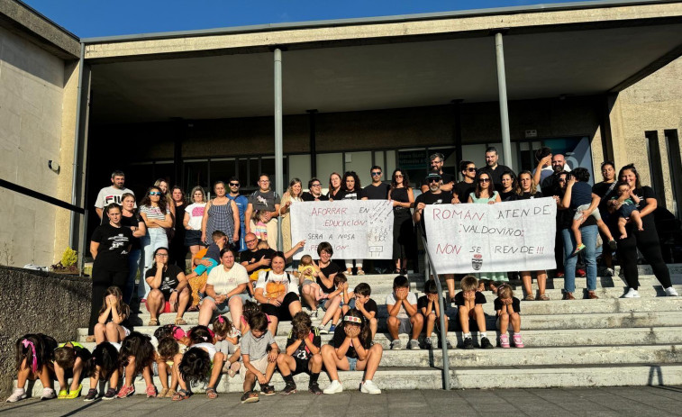 Protesta en Valdoviño ante la falta de respuesta al desdoble de 5º de Infantil en el Atios