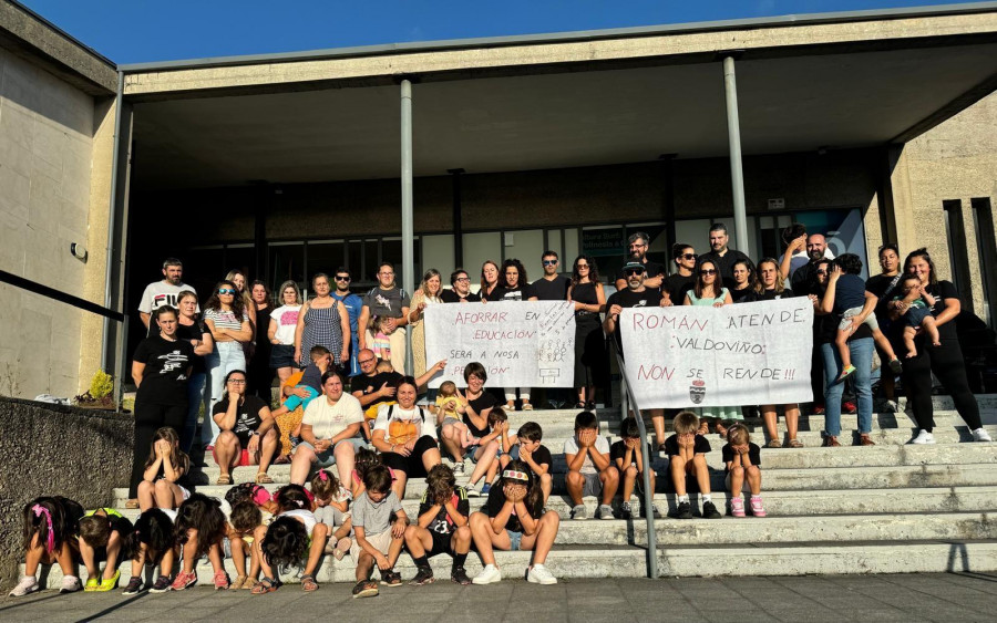 Protesta en Valdoviño ante la falta de respuesta al desdoble de 5º de Infantil en el Atios