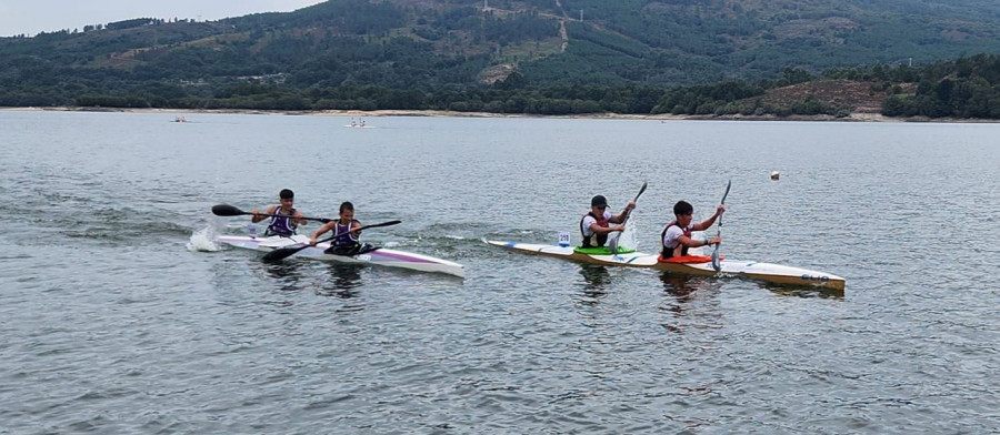 Triplete del Grupo Xuvenil pontés en el Gallego infantil y cadete de piragüismo