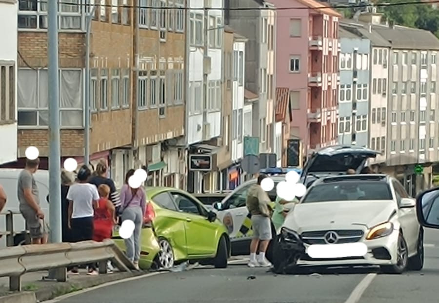 Un conductor resulta herido leve tras chocar contra otro vehículo en el entorno de Freixeiro