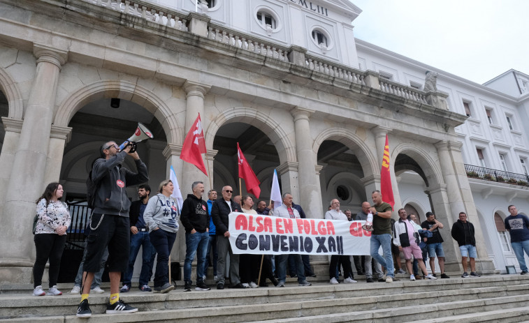 El personal en huelga de Maitours reclama ante el Concello una solución al conflicto