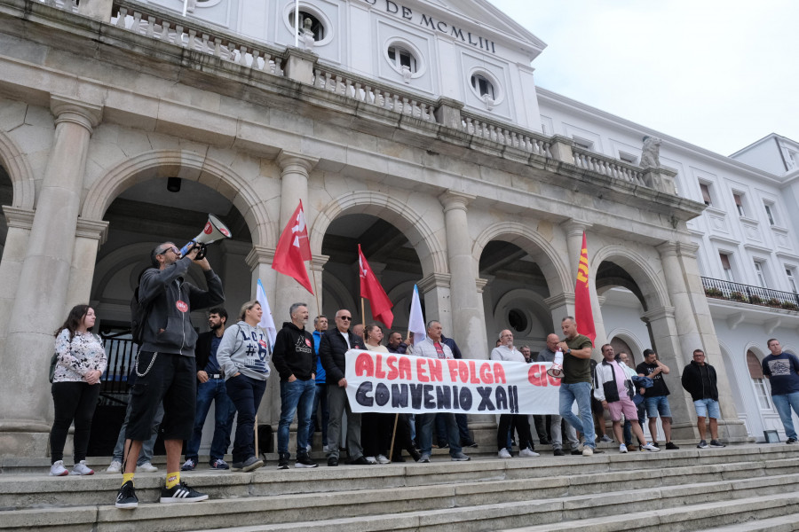 El personal en huelga de Maitours reclama ante el Concello una solución al conflicto