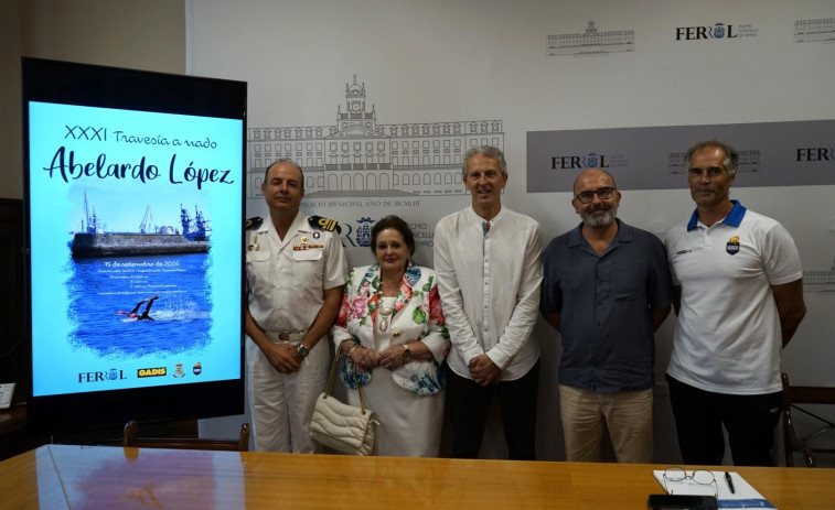 Nadar en aguas del Arsenal ferrolano en la Travesía Abelardo López