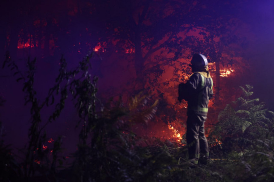 Activo un incendio forestal en Crecente que obliga a desalojar a más de 20 vecino