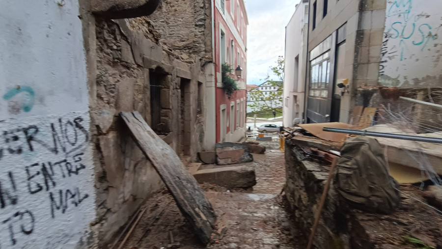 Se derrumba a primera hora de la mañana un edificio en la calle Murillo de Ferrol Vello