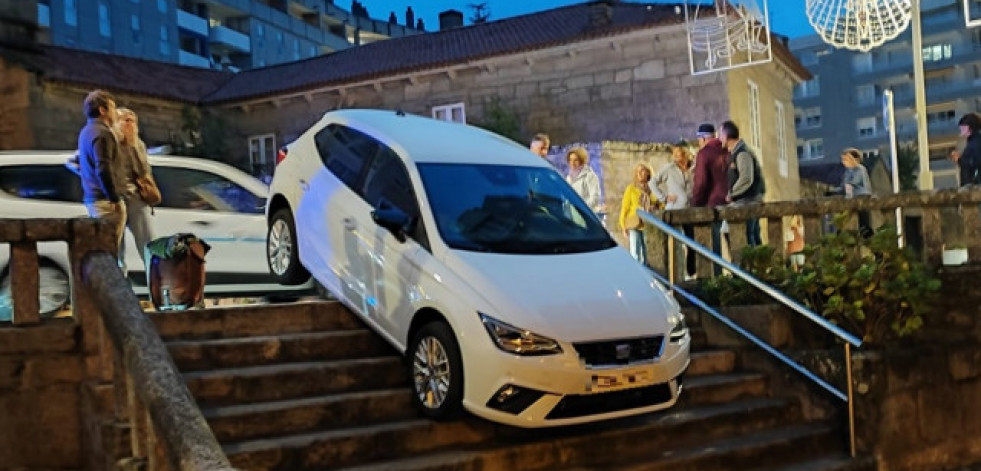 Un coche acaba atascado en unas escaleras de Sanxenxo y sus ocupantes culpan al GPS