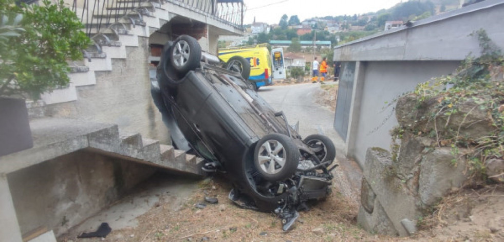 Evacuada en Ourense tras volcar con su coche y caer en el patio de una casa