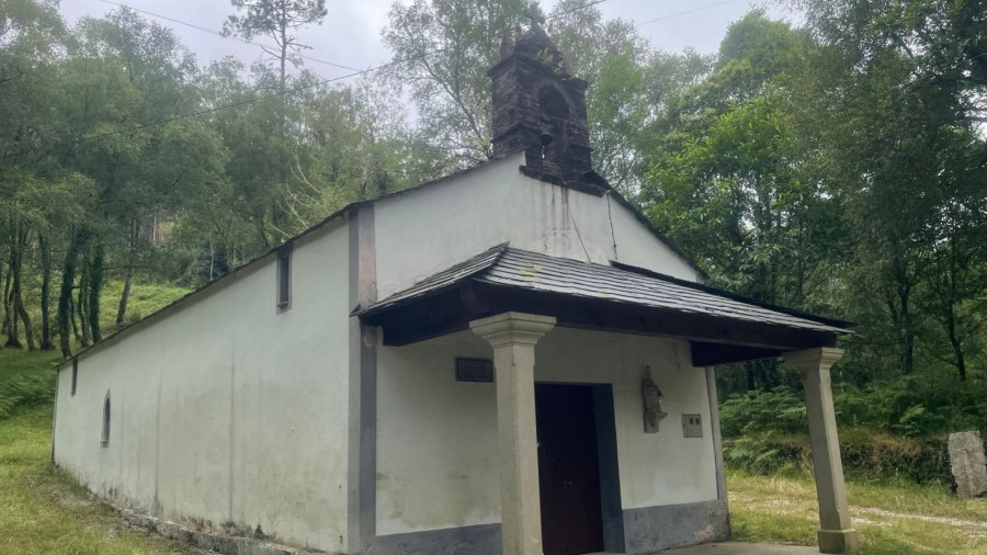 La ermita oculta en mitad del monte que guarda un vínculo entre As Pontes y Salamanca