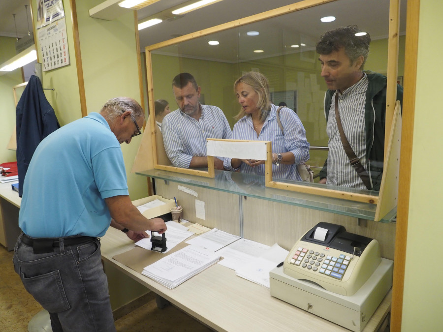 Los vecinos de Ares llevan al Concello, con 700 firmas, los problemas de escasez de agua