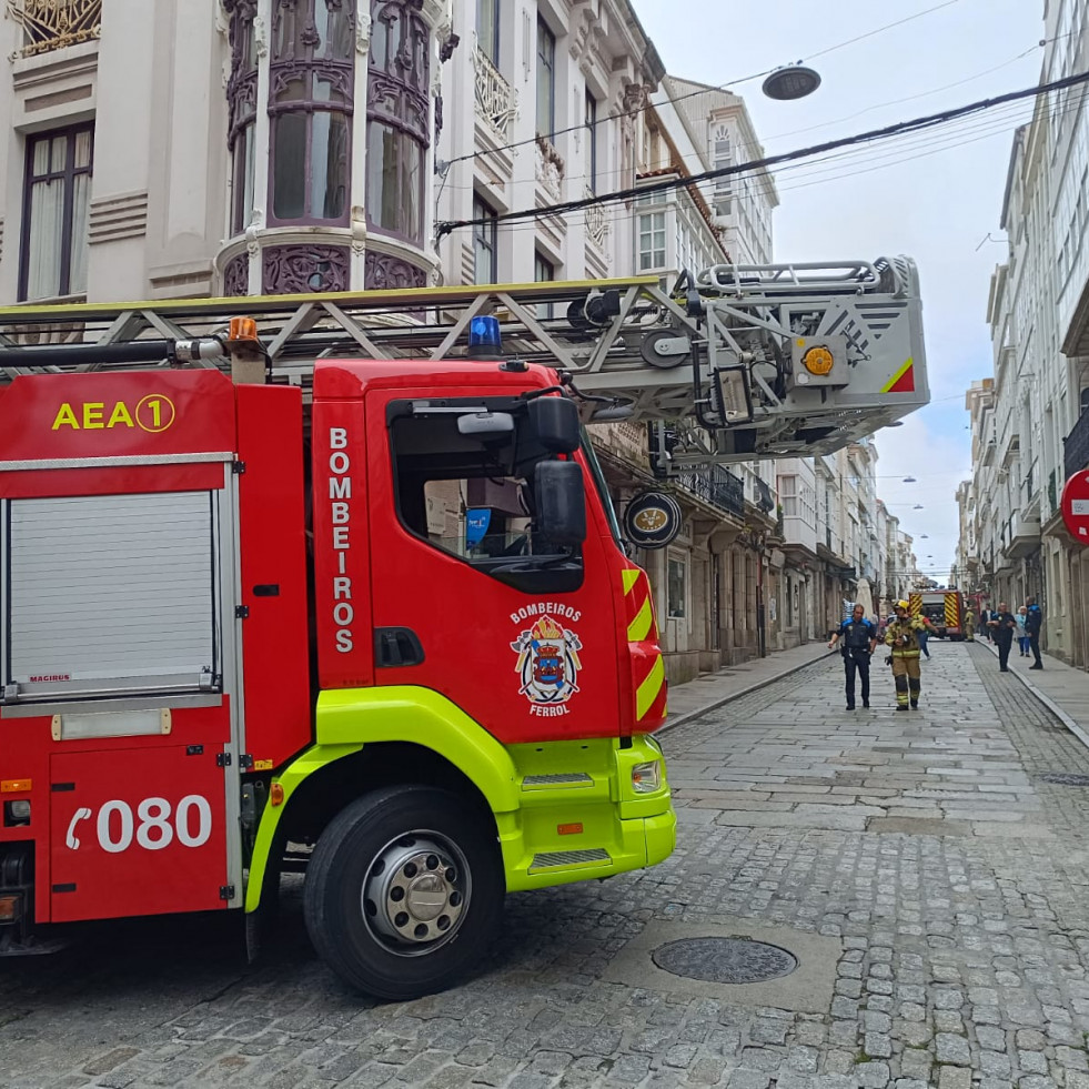 Un incendio en una cocina de A Magdalena moviliza a los Bomberos