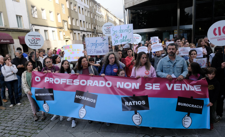 Concentración ante la Xunta por “menos ratios e máis docentes”