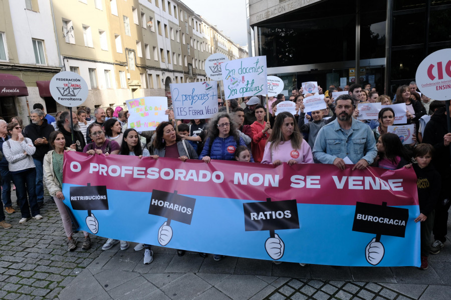 Concentración ante la Xunta por “menos ratios e máis docentes”