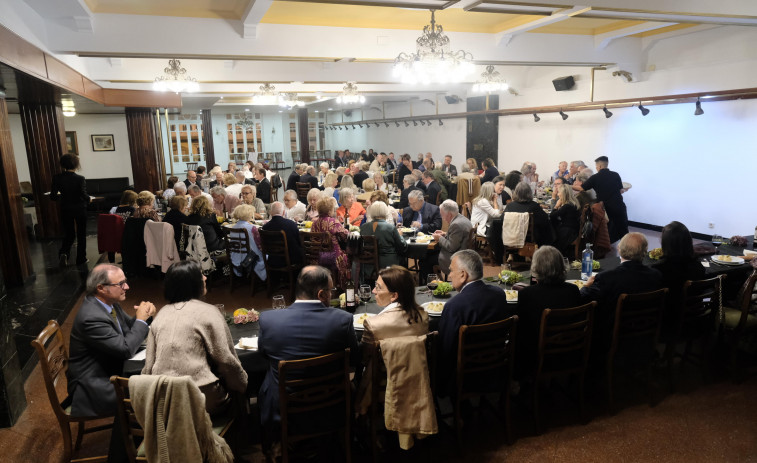 Una multitudinaria cena pone el broche a la celebración de los 50 años del hospital Juan Cardona