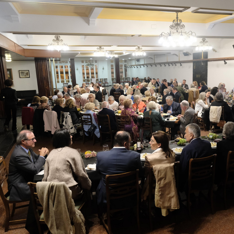 Una multitudinaria cena pone el broche a la celebración de los 50 años del hospital Juan Cardona