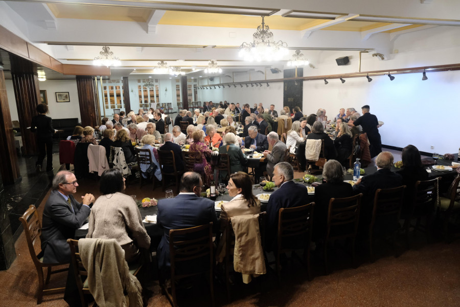 Una multitudinaria cena pone el broche a la celebración de los 50 años del hospital Juan Cardona