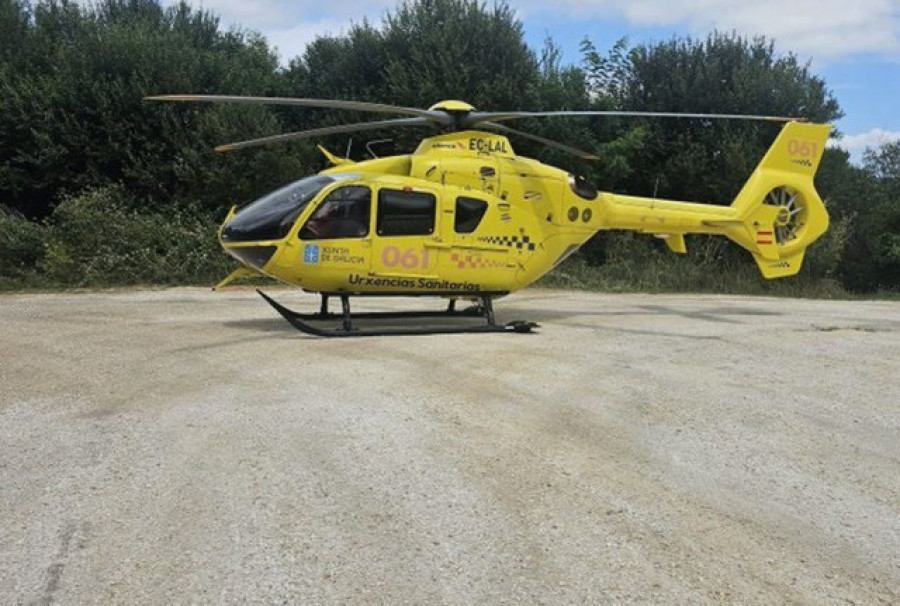 Evacuado en helicóptero al hospital tras caerle un árbol en una pierna en Outes