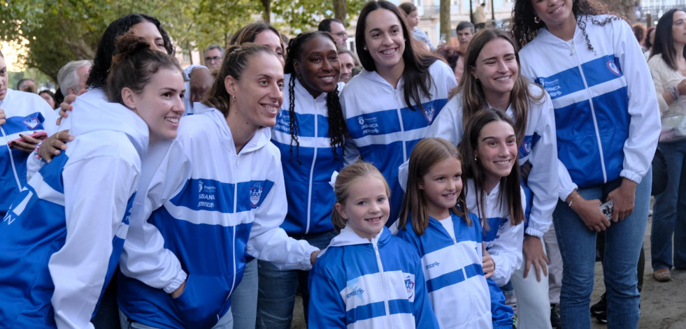 Más baloncesto, por favor: multitudinaria presentación del Baxi Ferrol en el Cantón