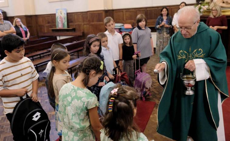 Bendición de mochilas en la parroquia de Esteiro en el comienzo del curso escolar