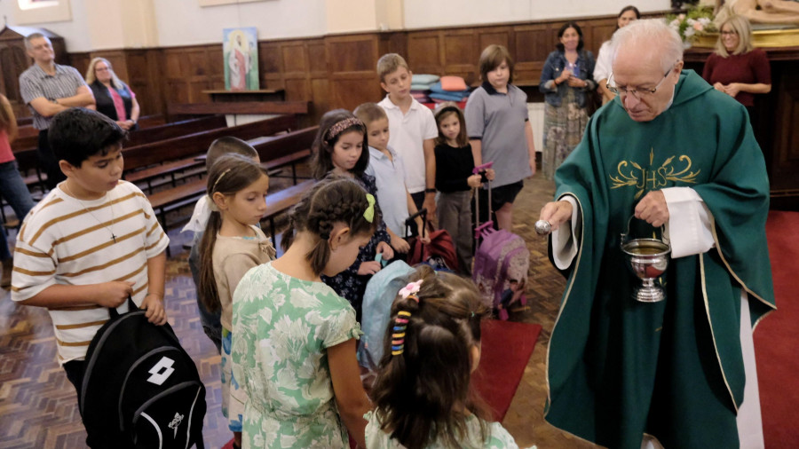 Bendición de mochilas en la parroquia de Esteiro en el comienzo del curso escolar