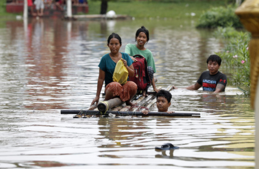 La odisea de una familia española para salir de las inundaciones en Birmania