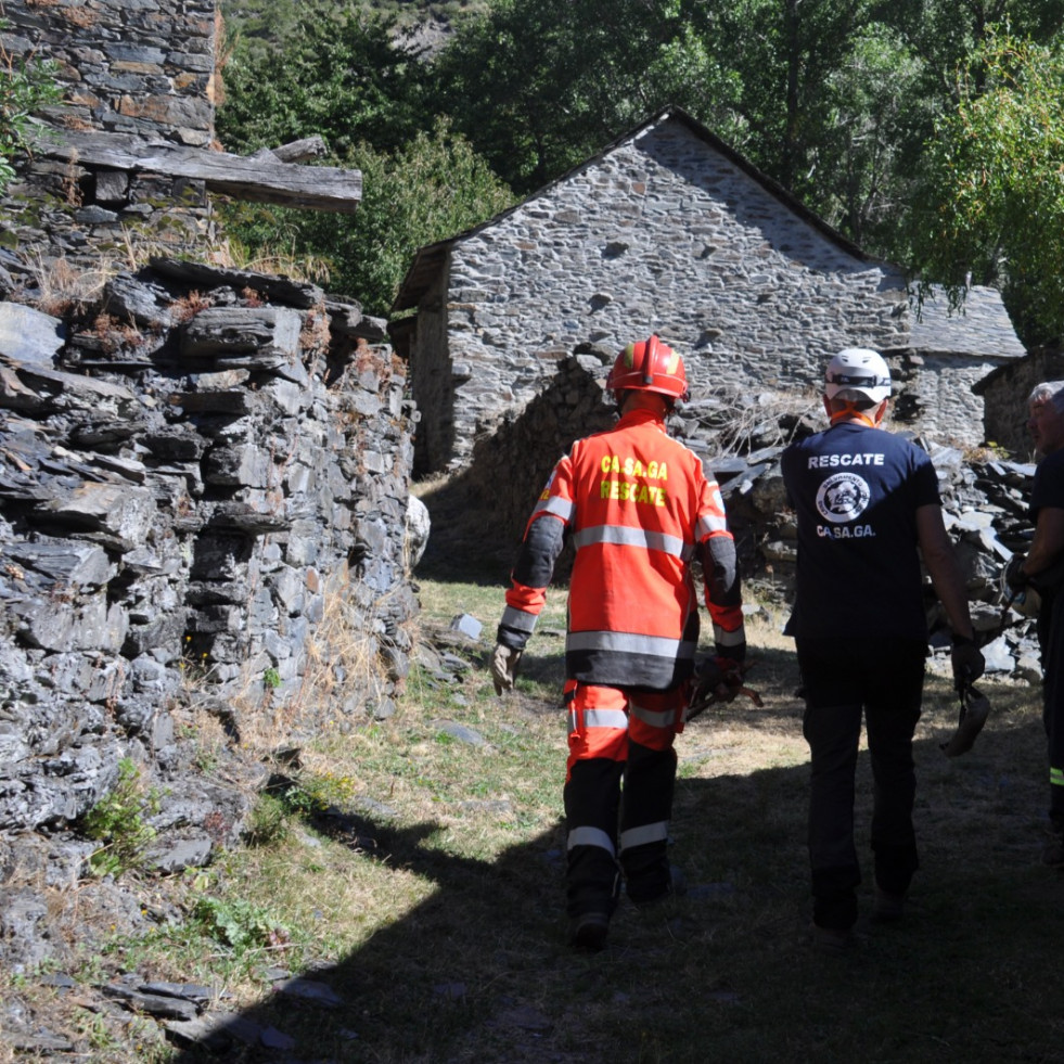 La unidad canina de Casaga se desplazó este fin de semana a León para hacer prácticas de rescate