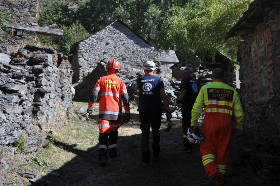 Los perros de Casaga demuestran sus habilidades en un pueblo abandonado de León