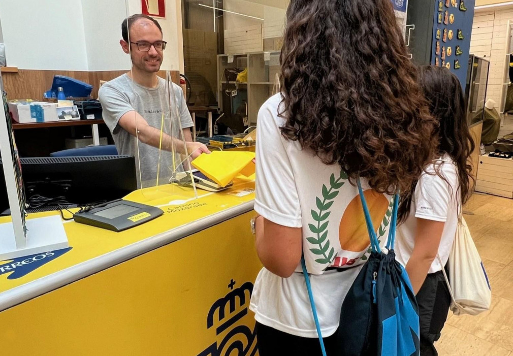 Correos cuida el Camino con el reparto de bolsas a peregrinos