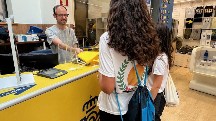 Correos cuida el Camino con el reparto de bolsas a peregrinos