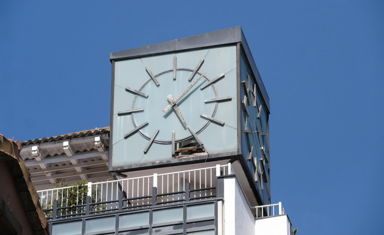 El reloj del edificio Simeón de Ferrol pierde una lámina de su fachada